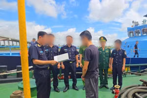Lực lượng Hải quan phối hợp các đơn vị chức năng kiểm tra tàu HP-3789 trên vùng biển Hải Phòng. (Ảnh: Cục Hải quan) 