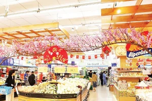 Hoạt động bán lẻ diễn ra sôi động tại các siêu thị, trung tâm thương mại. (Ảnh: Báo Nhân Dân)