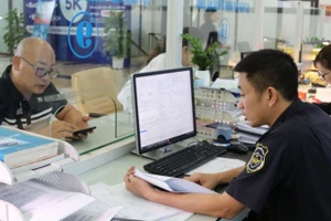 Thủ tục xuất nhập cảnh từng bước được đơn giản hóa, ứng dụng công nghệ thông tin trong giải quyết hồ sơ. (Ảnh: TTXVN)