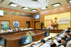 Quang cảnh phiên họp thứ năm Hội đồng Bầu cử quốc gia. (Ảnh: DUY LINH) 