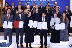 Dưới sự chứng kiến của Tổng Bí thư Tô Lâm, Bộ trưởng Tài chính Nguyễn Văn Thắng đã trao các văn kiện hợp tác với các đối tác nước Anh.