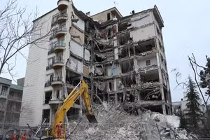 Tòa nhà bị phá hủy sau cuộc không kích của lực lượng phối hợp Mỹ và Israel xuống Tehran, Iran. (Ảnh: THX/TTXVN)