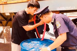 Lực lượng hải quan kiểm tra phương tiện, phát hiện hành vi cất giấu, vận chuyển trái phép dầu diesel qua cửa khẩu quốc tế Lao Bảo.
