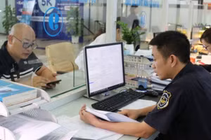 Cán bộ hải quan hướng dẫn, giải quyết thủ tục cho doanh nghiệp tại khu vực làm thủ tục.