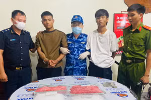 Hai đối tượng cùng tang vật trong vụ vận chuyển trái phép 18.000 viên hồng phiến và 2kg ma túy đá bị lực lượng chức năng bắt giữ.
