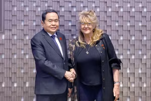 Chủ tịch Quốc hội Trần Thanh Mẫn gặp bà Sandra Scagliotti, Lãnh sự danh dự Việt Nam tại Torino. (Ảnh: Doãn Tấn – TTXVN) 