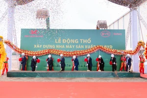 Các đại biểu thực hiện nghi thức động thổ xây dựng nhà máy sản xuất pin BYD. (Ảnh: Kim Long Motor)