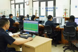 Cán bộ hải quan xử lý thủ tục đối với hàng hóa xuất nhập khẩu trên hệ thống điện tử.