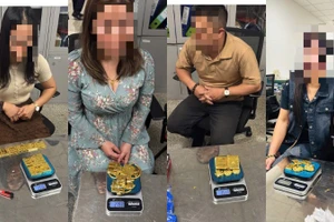 Bốn hành khách nhập cảnh từ Đài Loan (Trung Quốc) cùng tang vật 12,3kg kim loại nghi vàng bị lực lượng chức năng thu giữ tại sân bay Nội Bài.