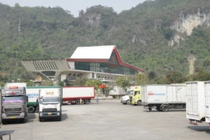 Các phương tiện xuất nhập khẩu tại Cửa khẩu quốc tế Hữu Nghị. (Ảnh minh họa: Báo Nhân Dân)