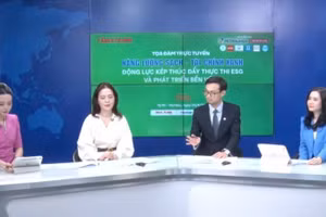 Các khách mời tham gia buổi tọa đàm.