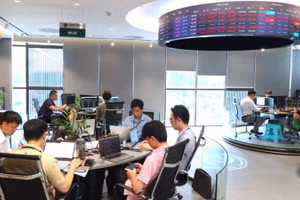 Hệ thống giao dịch chứng khoán đang được đầu tư, hiện đại hóa để đáp ứng khối lượng giao dịch ngày càng lớn. (Ảnh: BÁO NHÂN DÂN)