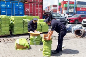 Hải quan thu giữ hơn 84.000 bao thuốc lá lậu và 5kg ma túy đá