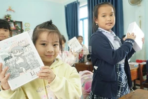 Học sinh tiểu học của phường Quy Nhơn Đông vui mừng đón nhận vở mới.