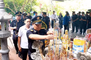 Cục trưởng Cục Hải quan Nguyễn Văn Thọ dâng hương tưởng niệm các Anh hùng liệt sĩ trong Chương trình hướng về cội nguồn tại xã Thanh Thủy, tỉnh Tuyên Quang.