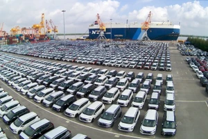 Hoạt động nhập khẩu ô-tô qua cảng Hải Phòng. (Ảnh: TTXVN) 