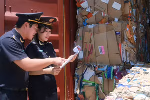 Lực lượng hải quan tăng cường kiểm tra, kiểm soát hàng hóa xuất nhập khẩu. (Ảnh: CHQ)