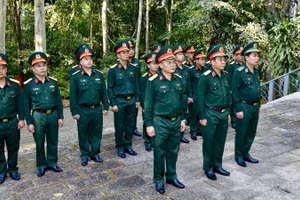 Đoàn công tác Bộ Tư lệnh Thành phố Hồ Chí Minh về nguồn tại Di tích lịch sử Chiến khu Đ. (Ảnh: HỮU TÂN)