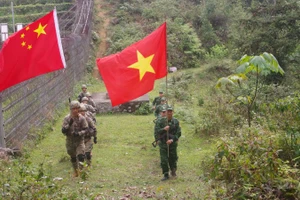 Toàn cảnh đội hình tuần tra song phương tại cột mốc 360.