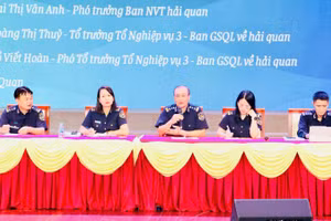 Đại diện Chi cục Hải quan khu vực V và Ban Giám sát quản lý về hải quan giải đáp vướng mắc của doanh nghiệp liên quan đến hoạt động gia công, sản xuất xuất khẩu, chế xuất.