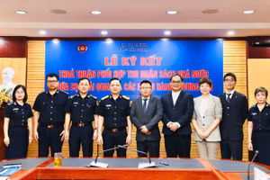 Đại diện Cục Hải quan và lãnh đạo 4 ngân hàng tham gia ký kết hợp tác thu ngân sách. (Ảnh: CHQ)