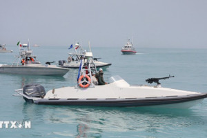 Tàu chiến của Lực lượng Vệ binh Cách mạng Hồi giáo Iran được triển khai tại Vịnh Persian, gần Bushehr, Iran. (Ảnh: THX/TTXVN) 