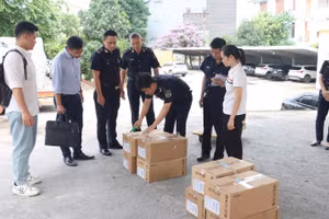 Lực lượng Hải quan kiểm tra lô hàng ổ cứng nhập khẩu có dấu hiệu xâm phạm quyền sở hữu trí tuệ tại Bắc Ninh. (Ảnh: CHQ) 