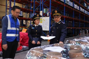 Lực lượng Hải quan tăng cường kiểm tra, giám sát hàng hóa để ngăn chặn buôn lậu.