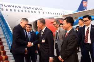 Thủ tướng Slovakia Robert Fico đến Hà Nội, bắt đầu thăm chính thức Việt Nam. (Ảnh: Tuấn Anh - TTXVN) 