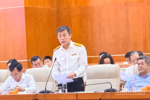 Ông Lê Long – Phó Cục trưởng Cục Thuế phát biểu tại buổi họp báo. 