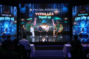 Ê-kíp thực hiện phim "Tường lửa Tràng An" giao lưu tại lễ giới thiệu và khởi động phim.