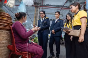 Ngành Thuế tăng cường hỗ trợ hộ kinh doanh trong quá trình chuyển đổi sang phương thức quản lý thuế hiện đại.