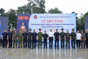 Các đại biểu tham dự lễ mít-tinh.