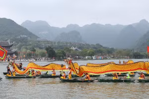 Đoàn thuyền rồng rước nước từ hồ Tam Chúc lên núi Ngọc.