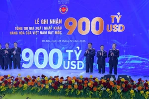 Lãnh đạo Bộ Tài chính, Cục Hải quan tại Lễ ghi nhận tổng giá trị xuất nhập khẩu hàng hóa cán mốc 900 tỷ USD. (Ảnh: MINH PHƯƠNG)