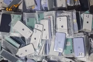 Tang vật điện thoại và phụ kiện vi phạm bị lực lượng hải quan thu giữ. 