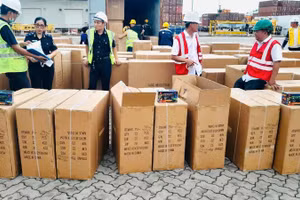 Hải quan phát hiện nhiều sản phẩm nghi giả mạo nhãn hiệu trong quá trình kiểm tra thực tế hàng hóa.