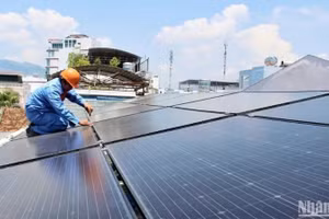 Các dự án năng lượng sạch cần nguồn vốn lớn và dài hạn. (Ảnh: Báo Nhân Dân) 