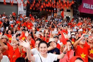 Người dân hân hoan chào đón lễ diễu binh, diễu hành. (ảnh: Nhật Nam).