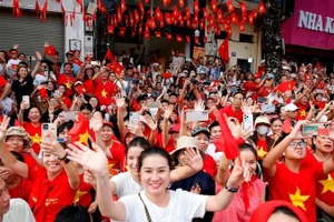 Người dân hân hoan chào đón lễ diễu binh, diễu hành. (ảnh: Nhật Nam).