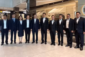Bộ trưởng Tài chính Ngô Văn Tuấn và Phó Thủ tướng kiêm Bộ trưởng Tài chính Thái Lan Ekniti Nitithanprapas cùng các đại biểu chụp ảnh lưu niệm tại buổi hội đàm. (Ảnh: BTC)