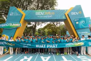 Đông đảo người tham gia tại điểm xuất phát giải chạy thiện nguyện trực tuyến do BIDV phát động. 