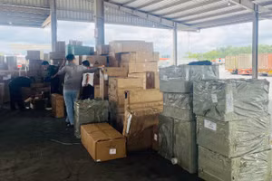 Lực lượng hải quan đang kiểm tra hàng hóa nghi xâm phạm quyền sở hữu trí tuệ, hàng giả mạo nhãn hiệu. 