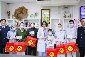 Đại diện Chi cục Điều tra chống buôn lậu đã tới thăm hỏi, động viên và trao quà cho các bệnh nhi đang điều trị nội trú dài ngày tại Khoa Nhi - Bệnh viện K Tân Triều.