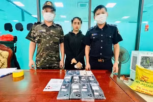 Lực lượng chức năng phát hiện bà Nguyễn Thị Hà mang theo 12 điện thoại iPhone có xuất xứ nước ngoài nhưng không khai báo hải quan. (Ảnh: Cục Hải quan)
