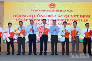 Lãnh đạo Ủy ban nhân dân tỉnh Cà Mau trao quyết định nhân sự mới cho Ban Quản lý dự án công trình nông nghiệp Cà Mau.