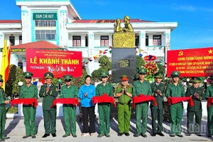Nghi thức cắt băng khánh thành công trình tượng đài “Bác Hồ với chiến sĩ Biên phòng” tại Đồn Biên phòng Nhà Mát, chiều 22/12.