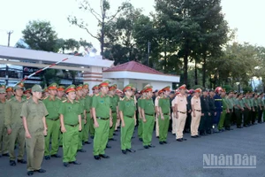 Các lực lượng tham gia lễ ra quân.