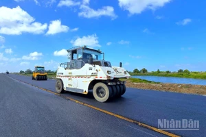 Cao tốc Cần Thơ-Cà Mau giai đoạn về đích vào những ngày giữa tháng 12/2025.