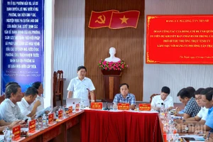 Đoàn công tác của Thường trực Tỉnh ủy Cà Mau làm việc với Đảng ủy phường Tân Thành vào chiều 2/12.